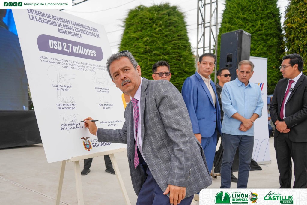 Ing. Antonio Castillo, Alcalde de Limón Indanza, en la firma de recursos para obras de agua potable